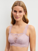 Damen-Model trägt Bustier mit Spitze aus Spitze in Violett, Spitze aus Serie Love Lace von CALIDA, Vorderansicht