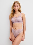 Damen-Model trägt Bustier mit Spitze aus Spitze in Violett, Spitze aus Serie Love Lace von CALIDA, Outfit