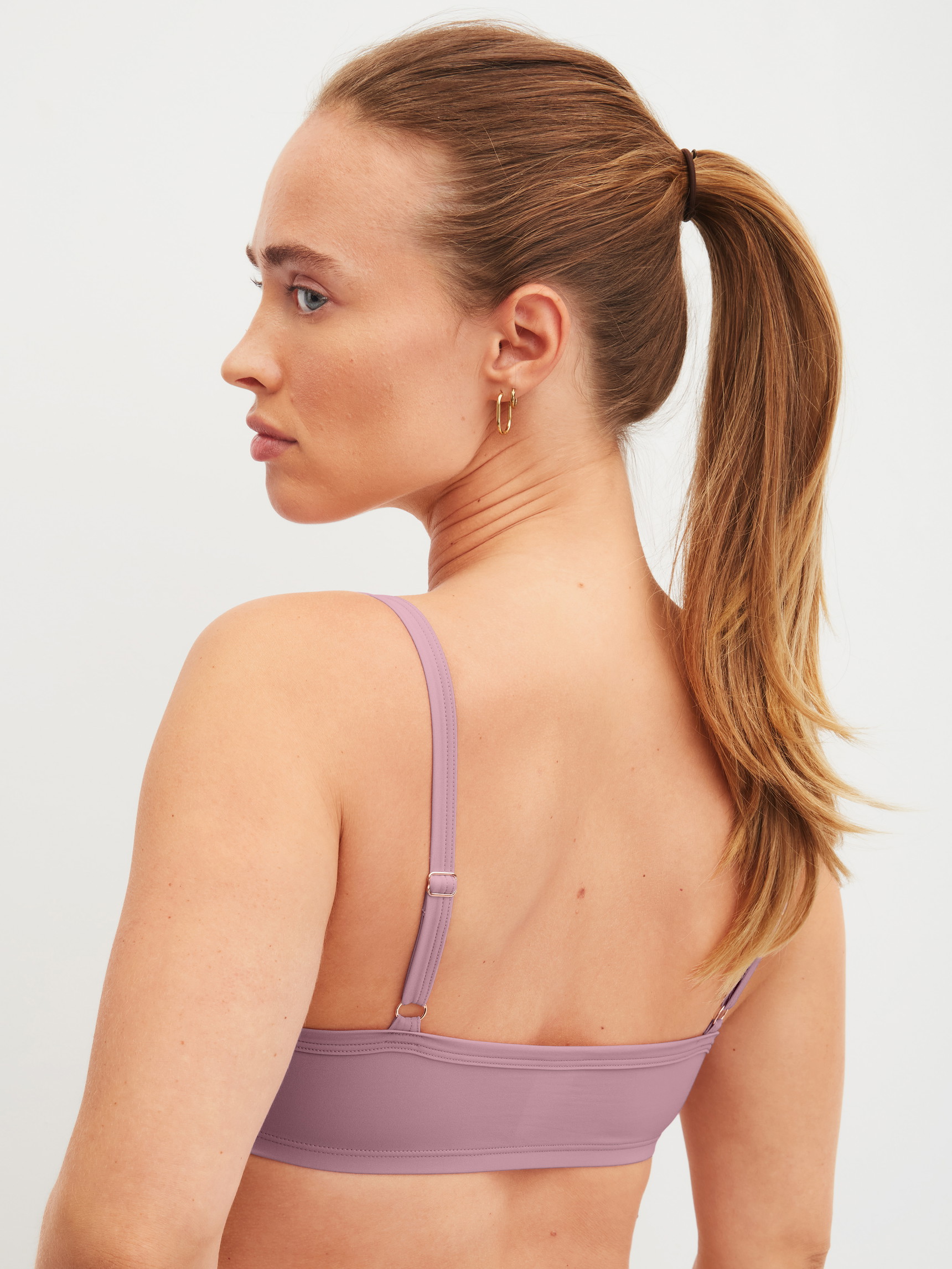 La modella / Il modello Donna indossa Bustier in Poliammide di colore Rosa, Tinta unita, della serie Eco Sense Special di CALIDA, Vista posteriore