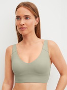 Le mannequin Femme porte le/la Bustier à bretelles réglables en Modal de couleur Vert, Unicolore, de la série Natural Skin de CALIDA, Vue de face