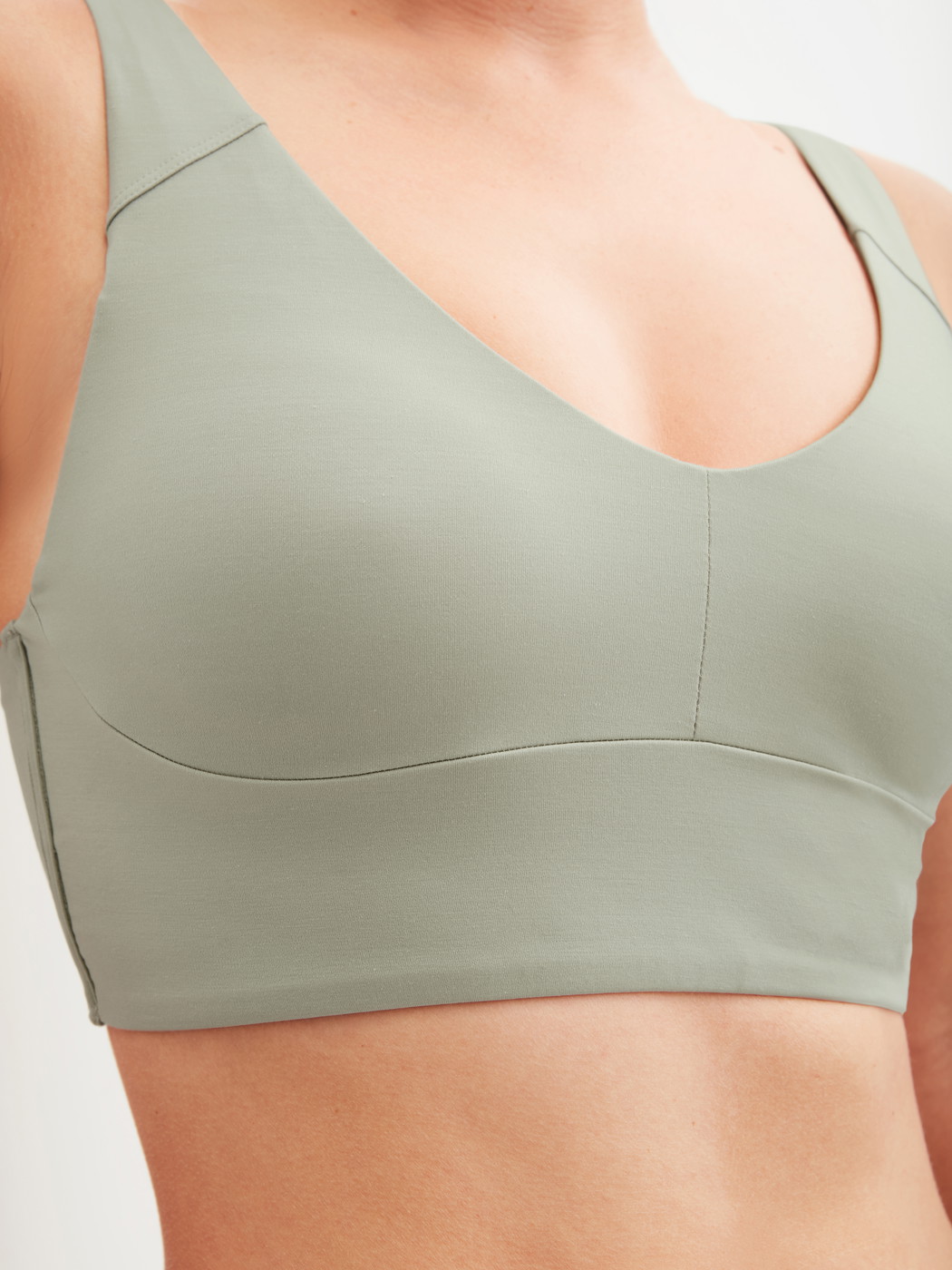 Le mannequin Femme porte le/la Bustier à bretelles réglables en Modal de couleur Vert, Unicolore, de la série Natural Skin de CALIDA, Détail