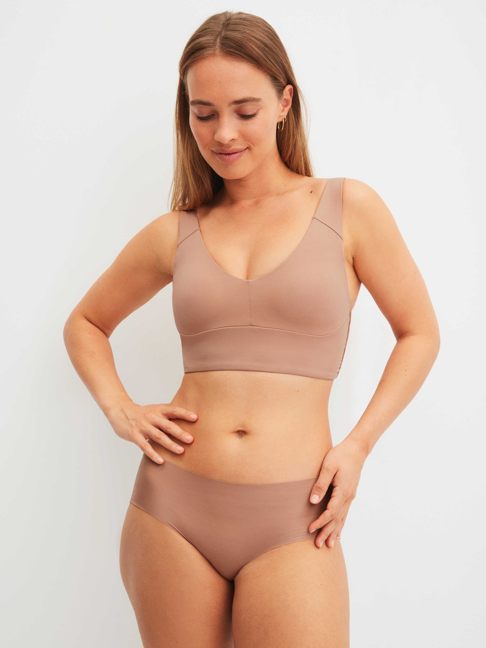 La modella / Il modello Donna indossa Bustier con spalline regolabili in Modal di colore Grigio, Tinta unita, della serie Natural Skin di CALIDA, Abbigliamento