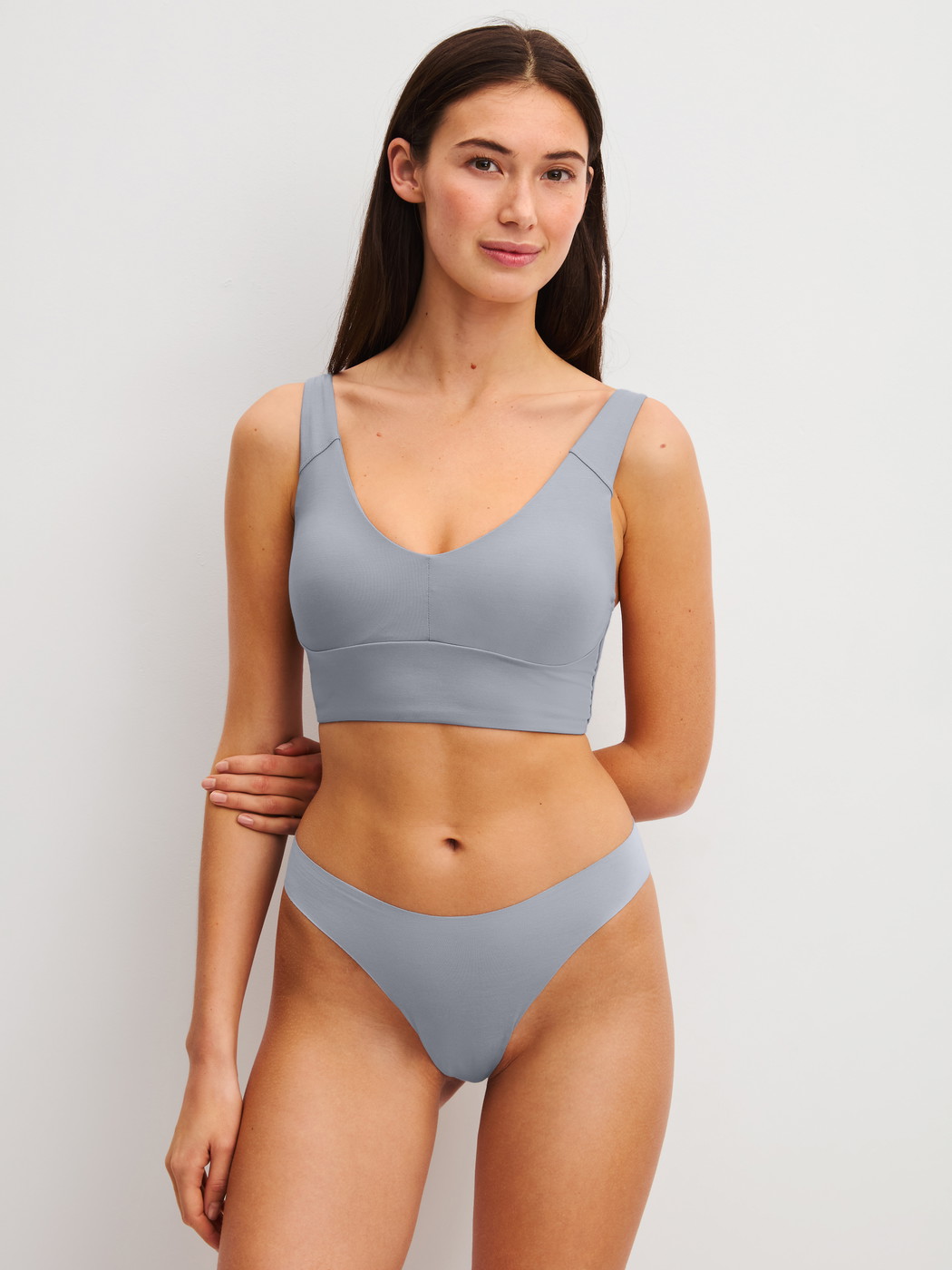 Le mannequin Femme porte le/la Bustier à bretelles réglables en Modal de couleur Gris, Unicolore, de la série Natural Skin de CALIDA, Tenue