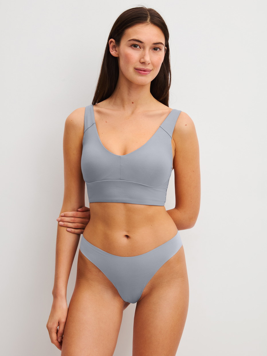 Le mannequin Femme porte le/la Bustier à bretelles réglables en Modal de couleur Gris, Unicolore, de la série Natural Skin de CALIDA, Tenue