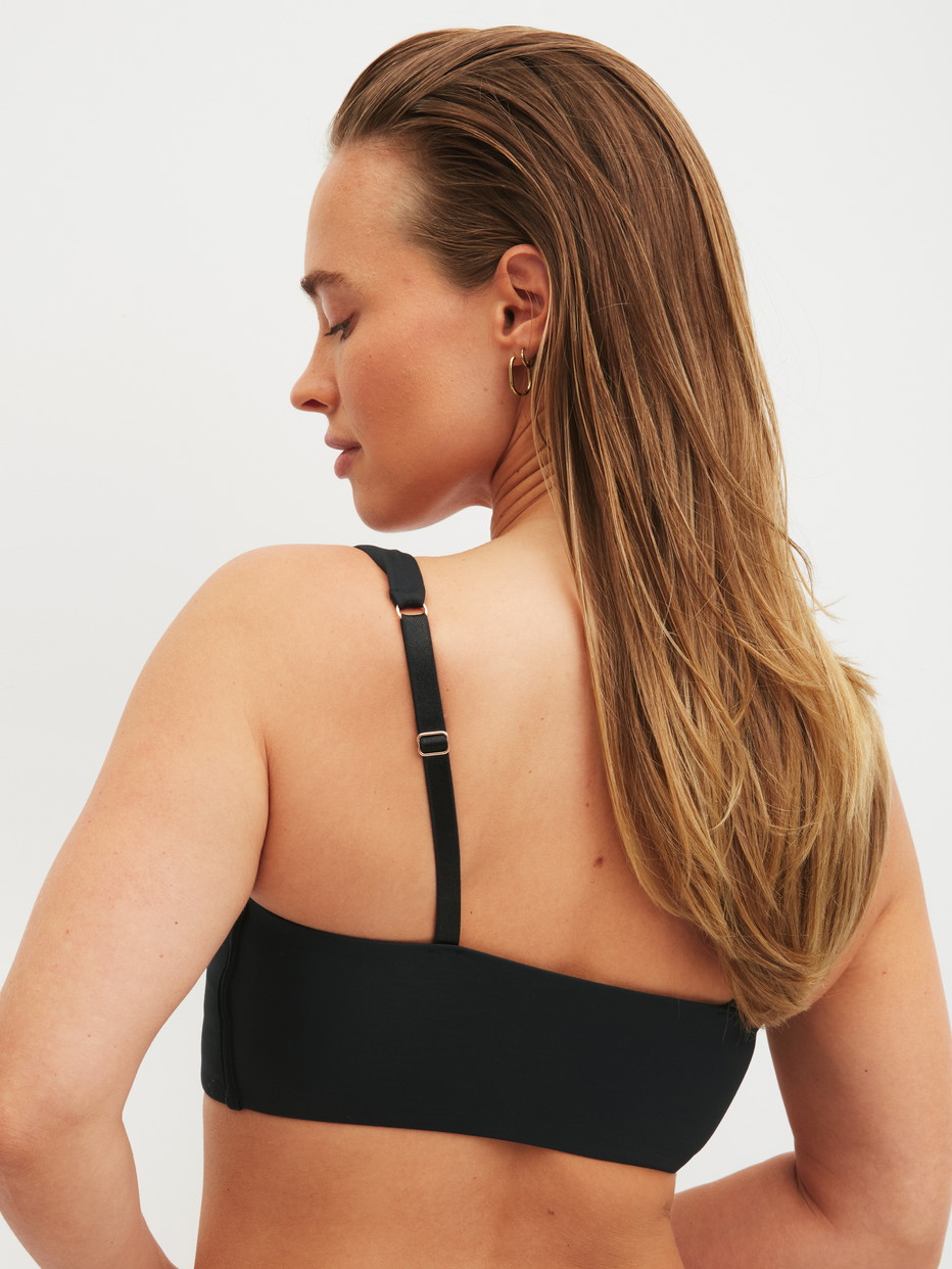 Le mannequin Femme porte le/la Bustier à bretelles réglables en Modal de couleur Noir, Unicolore, de la série Natural Skin de CALIDA, Vue arrière