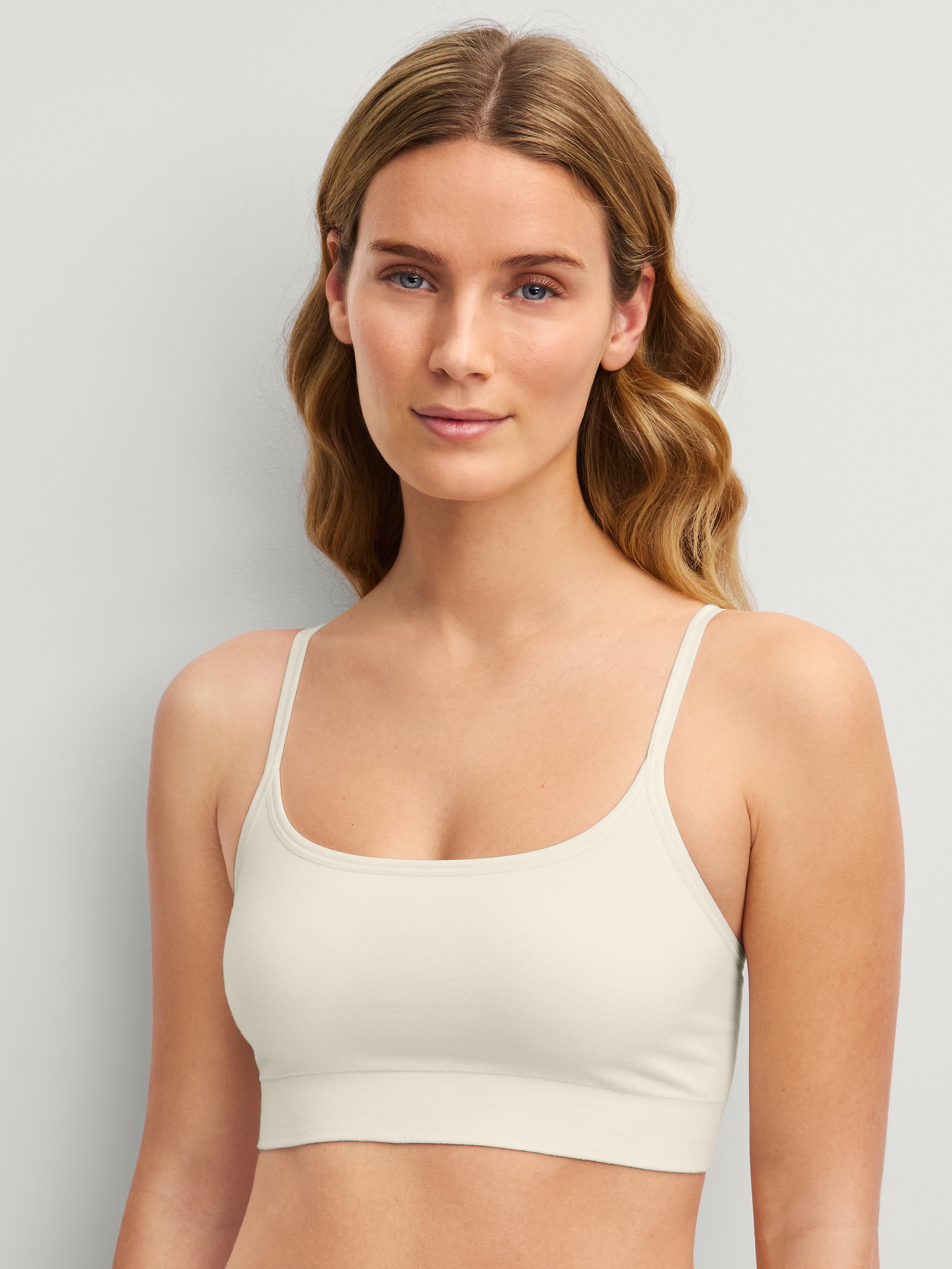 Damen-Model trägt Bustier aus Modal in Weiß, Einfarbig aus Serie Seamless Natural von CALIDA, Vorderansicht