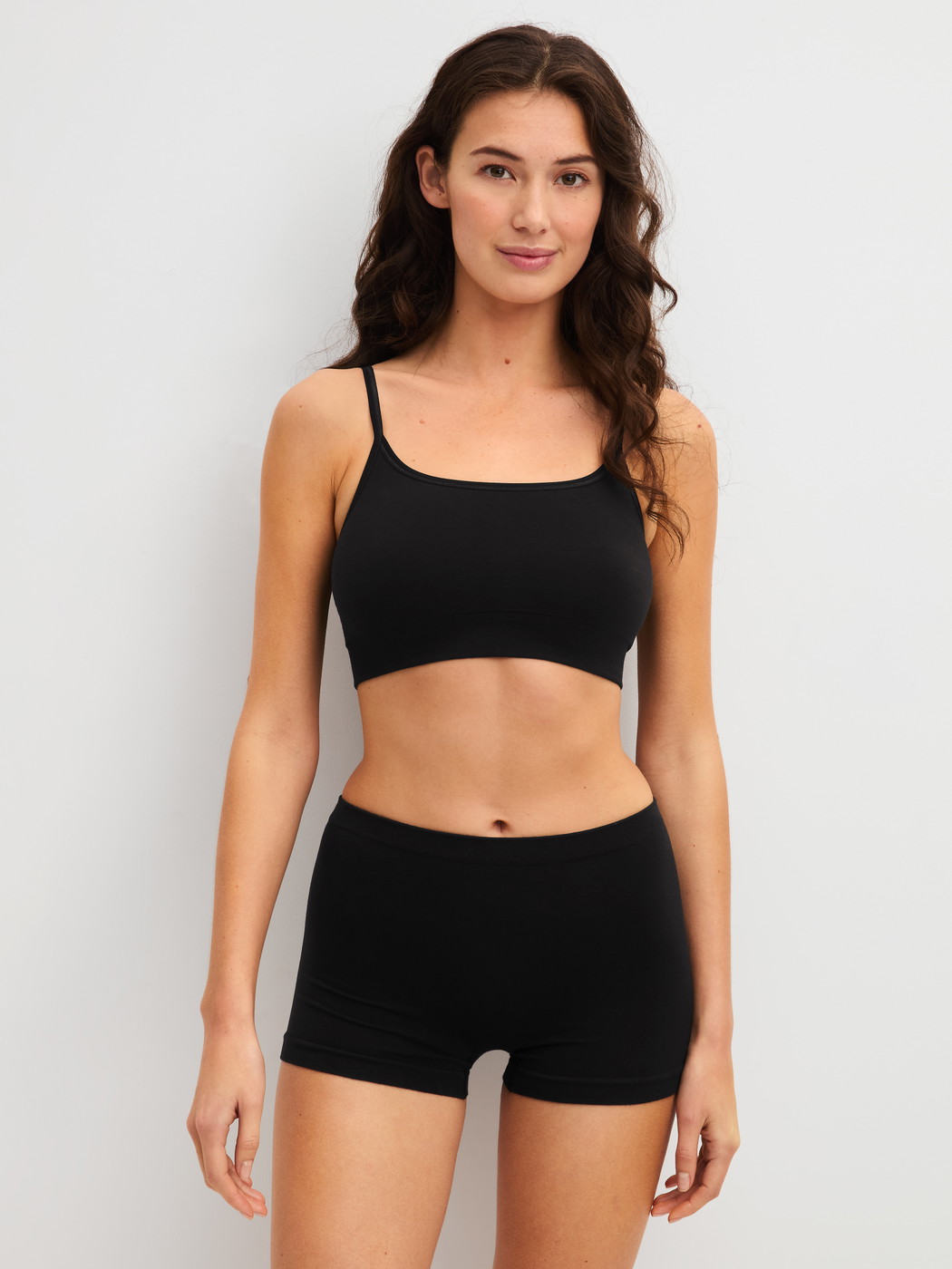 Damen-Model trägt Bustier aus Modal in Schwarz, Einfarbig aus Serie Seamless Natural von CALIDA, Outfit