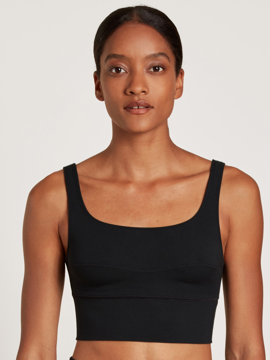 Le mannequin Femme porte le/la Brassière en Modal de couleur Noir, Unicolore, de la série Circular Lounge de CALIDA, Vue de face