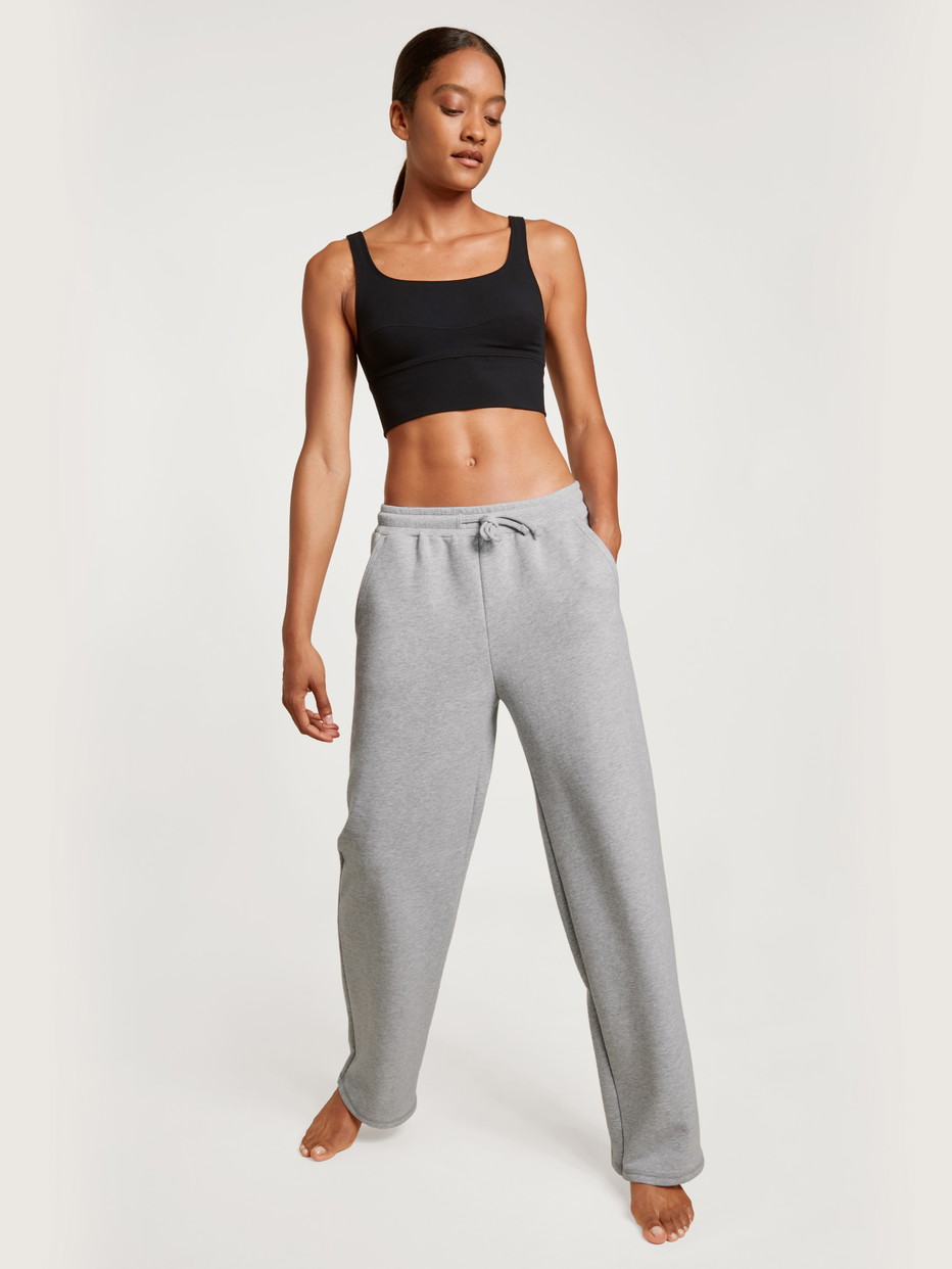 Damen-Model trägt Bustier aus Modal in Schwarz, Einfarbig aus Serie Circular Lounge von CALIDA, Vorderansicht, Outfit