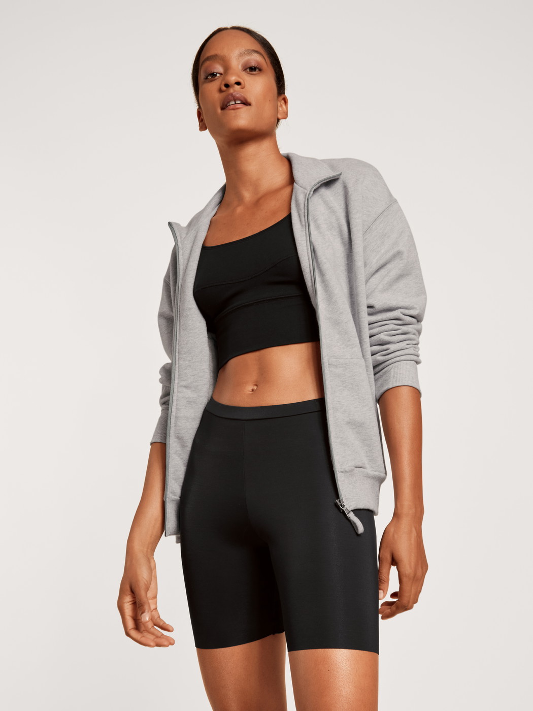 Le mannequin Femme porte le/la Brassière en Modal de couleur Noir, Unicolore, de la série Circular Lounge de CALIDA