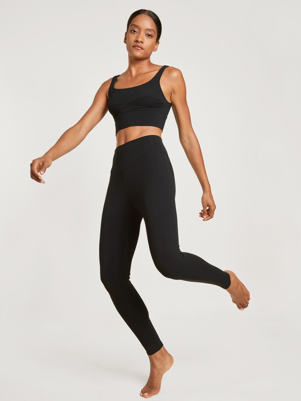 Le mannequin Femme porte le/la Brassière en Modal de couleur Noir, Unicolore, de la série Circular Lounge de CALIDA