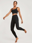 Le mannequin Femme porte le/la Brassière en Modal de couleur Noir, Unicolore, de la série Circular Lounge de CALIDA