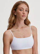 Le mannequin Femme porte le/la Brassière en Polyamide de couleur Blanc, Unicolore, de la série Sleek Skin de CALIDA, Vue de face