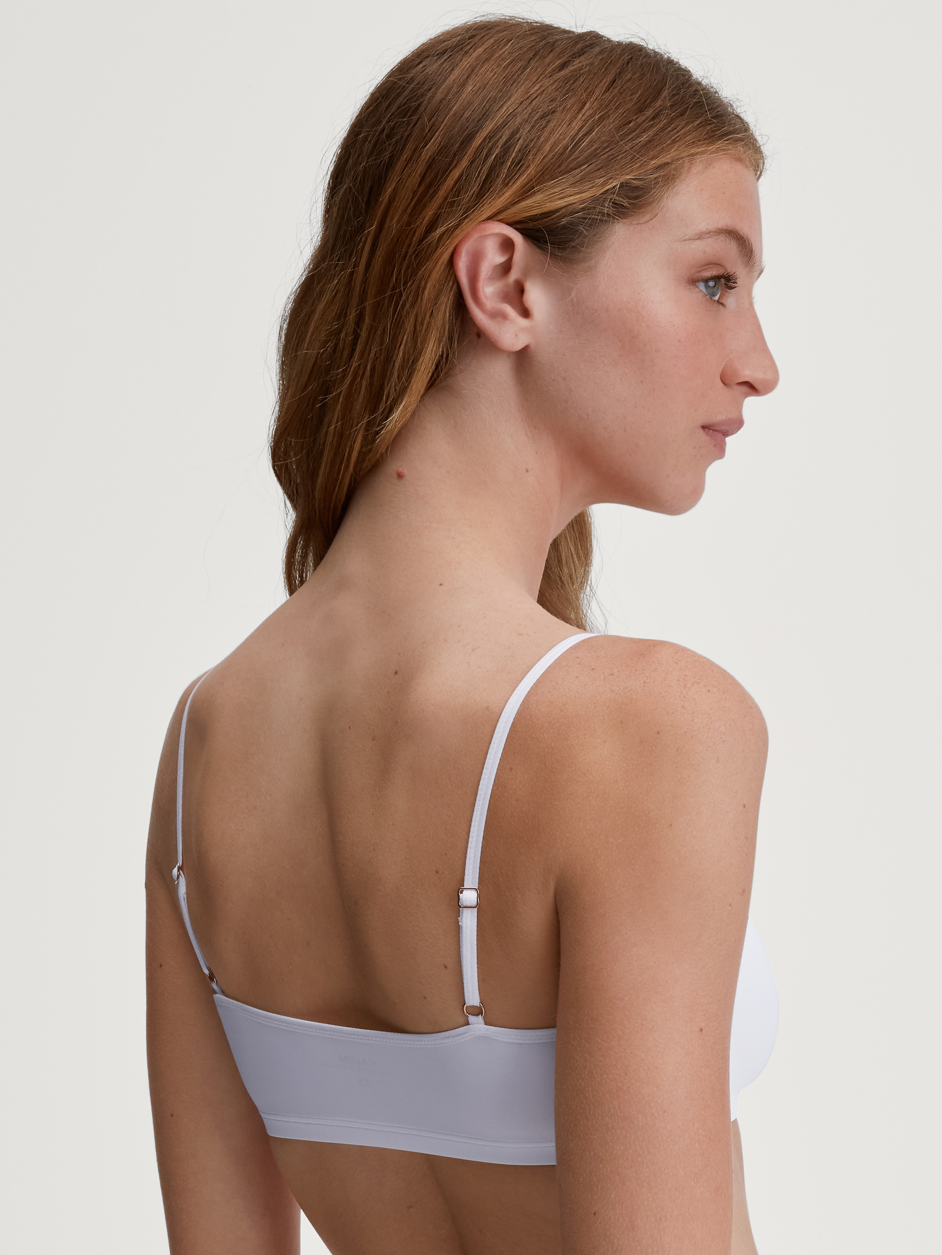 La modella / Il modello Donna indossa Bustier in Poliammide di colore Bianco, Tinta unita, della serie Sleek Skin di CALIDA, Vista posteriore