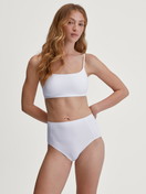 Le mannequin Femme porte le/la Brassière en Polyamide de couleur Blanc, Unicolore, de la série Sleek Skin de CALIDA, Tenue