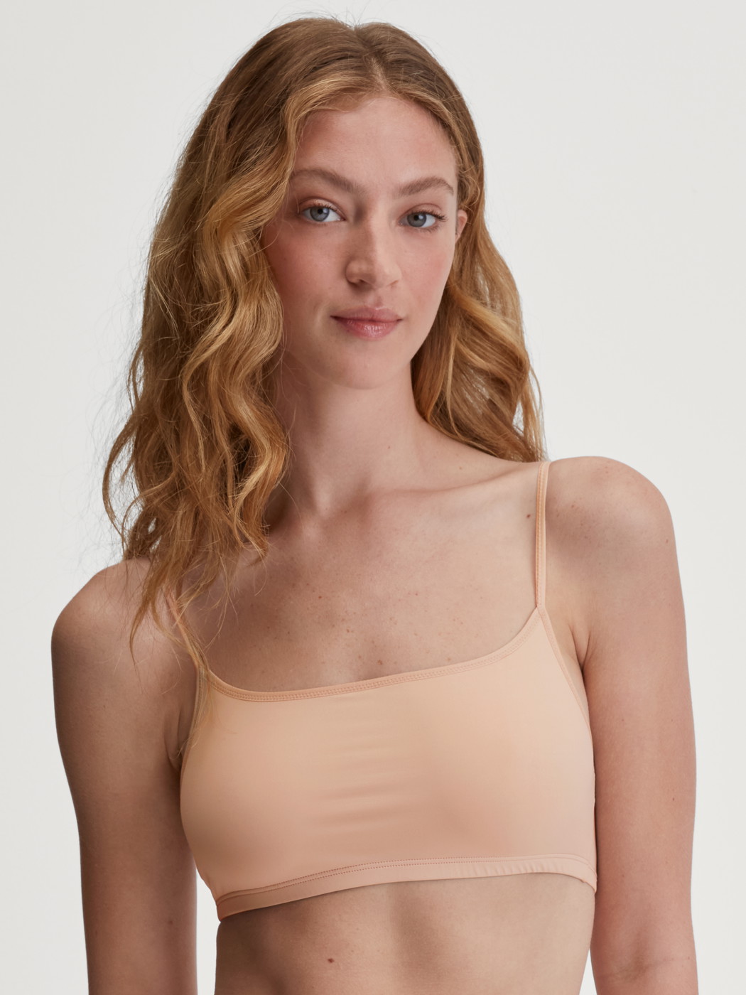 La modella / Il modello Donna indossa Bustier in Poliammide di colore Beige, Tinta unita, della serie Sleek Skin di CALIDA, Vista frontale