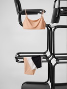 La modella / Il modello Donna indossa Bustier in Poliammide di colore Beige, Tinta unita, della serie Sleek Skin di CALIDA, Immagine aggiuntiva