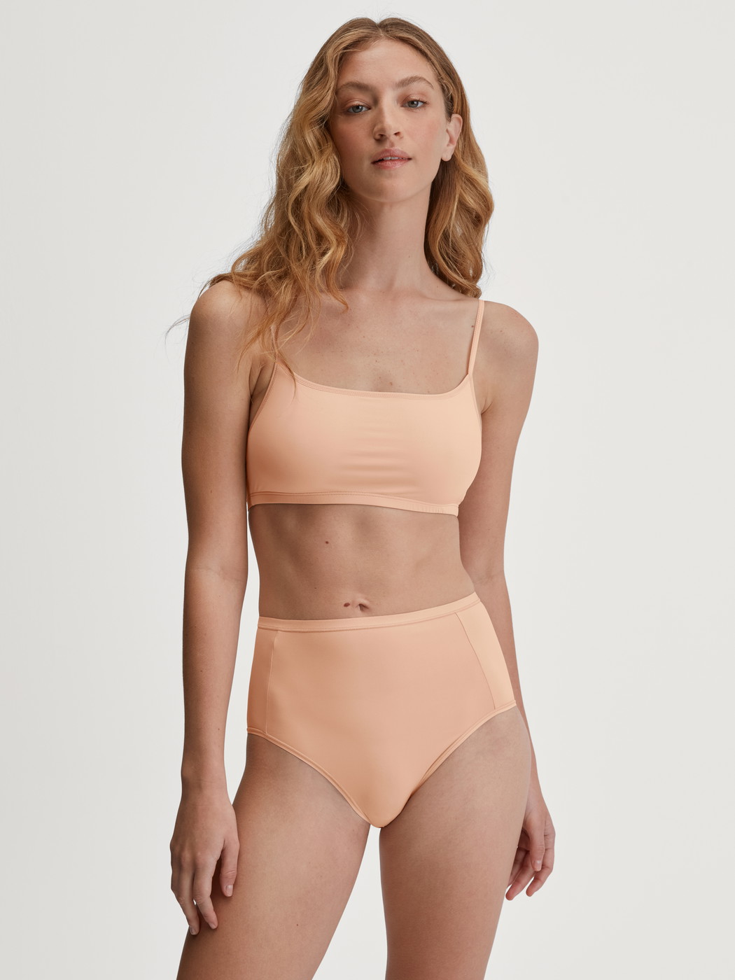 La modella / Il modello Donna indossa Bustier in Poliammide di colore Beige, Tinta unita, della serie Sleek Skin di CALIDA, Abbigliamento