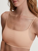 La modella / Il modello Donna indossa Bustier in Poliammide di colore Beige, Tinta unita, della serie Sleek Skin di CALIDA, Dettaglio
