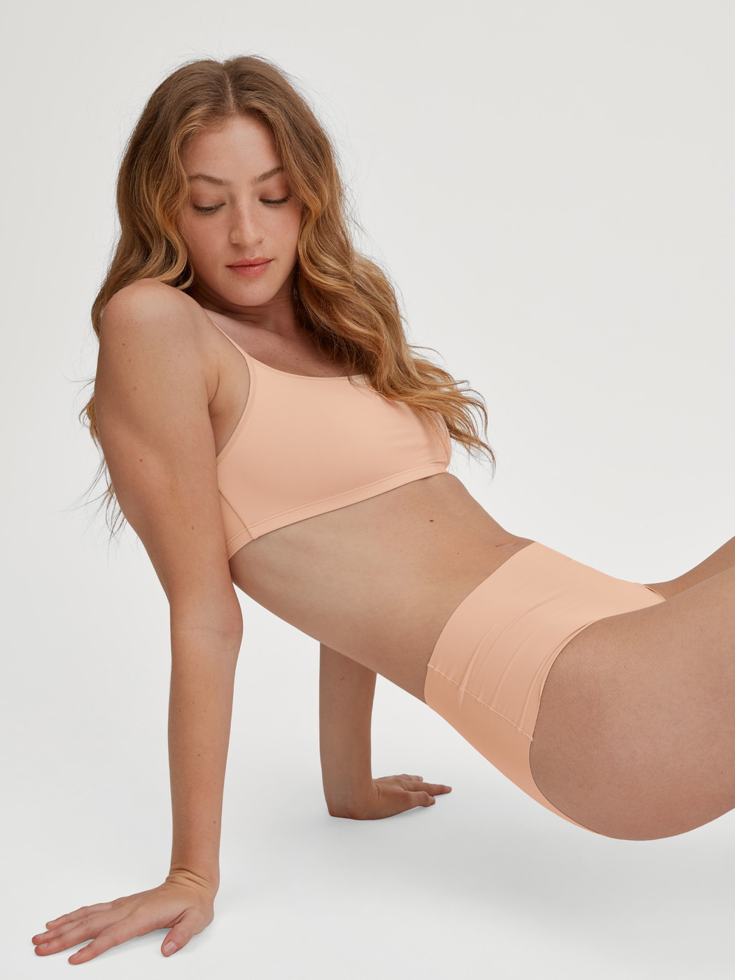 La modella / Il modello Donna indossa Bustier in Poliammide di colore Beige, Tinta unita, della serie Sleek Skin di CALIDA, Immagine aggiuntiva