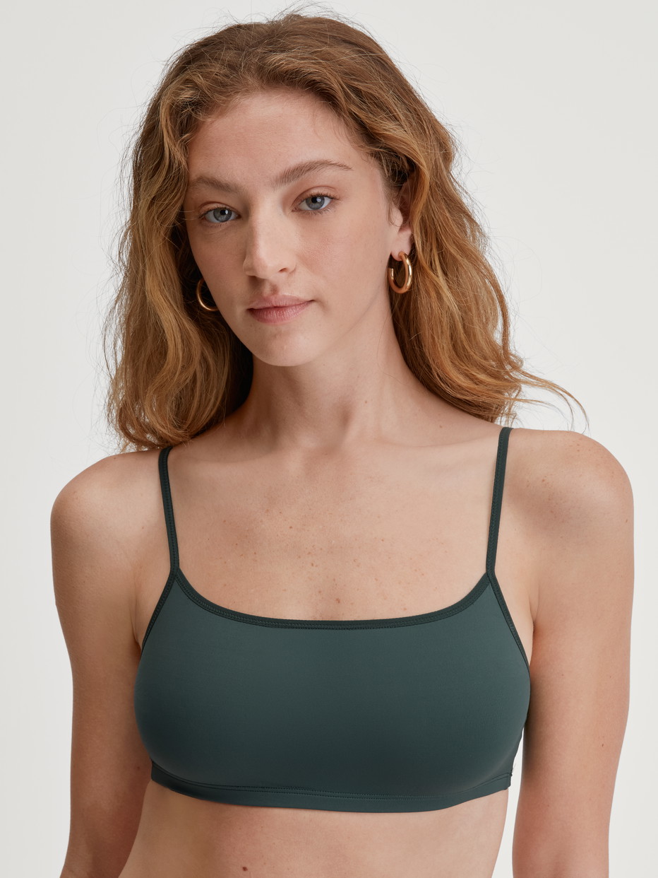 Damen-Model trägt Bustier aus Polyamid in Grün, Einfarbig aus Serie Sleek Skin von CALIDA, Vorderansicht