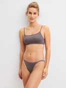 Damen-Model trägt Bustier aus Polyamid in Braun, Einfarbig aus Serie Sleek Skin von CALIDA, Outfit