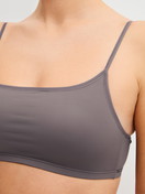 Damen-Model trägt Bustier aus Polyamid in Braun, Einfarbig aus Serie Sleek Skin von CALIDA, Detail