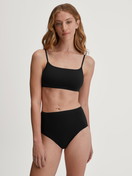 La modella / Il modello Donna indossa Bustier in Poliammide di colore Nero, Tinta unita, della serie Sleek Skin di CALIDA, Abbigliamento