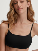 La modella / Il modello Donna indossa Bustier in Poliammide di colore Nero, Tinta unita, della serie Sleek Skin di CALIDA, Dettaglio