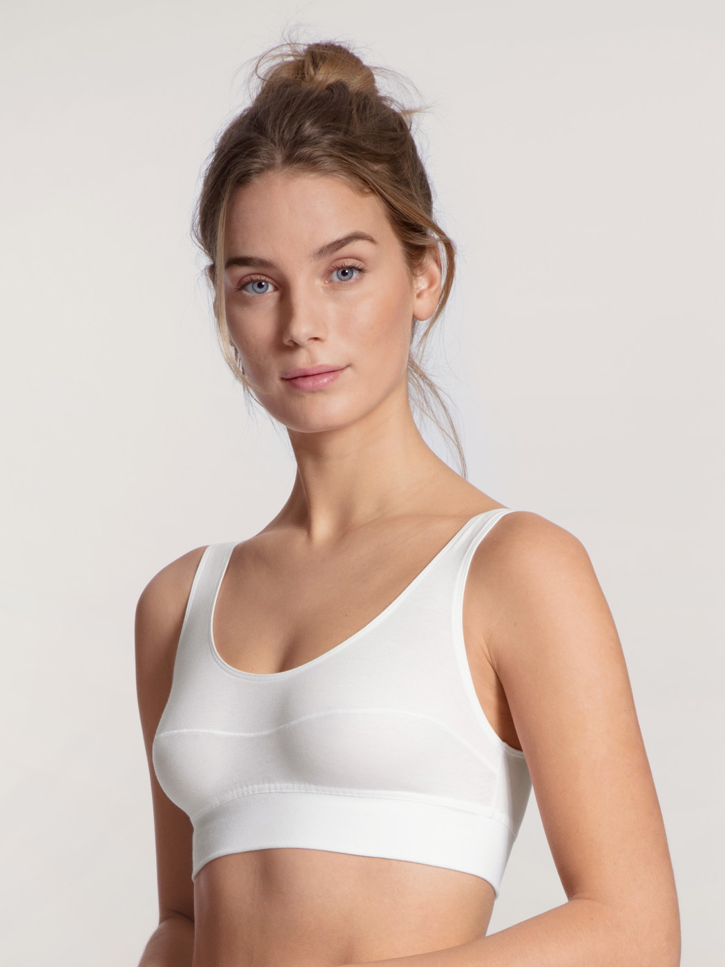 Damen-Model trägt Bustier mit Softbund aus Baumwolle in Weiß, Einfarbig aus Serie Elastic von CALIDA, Vorderansicht