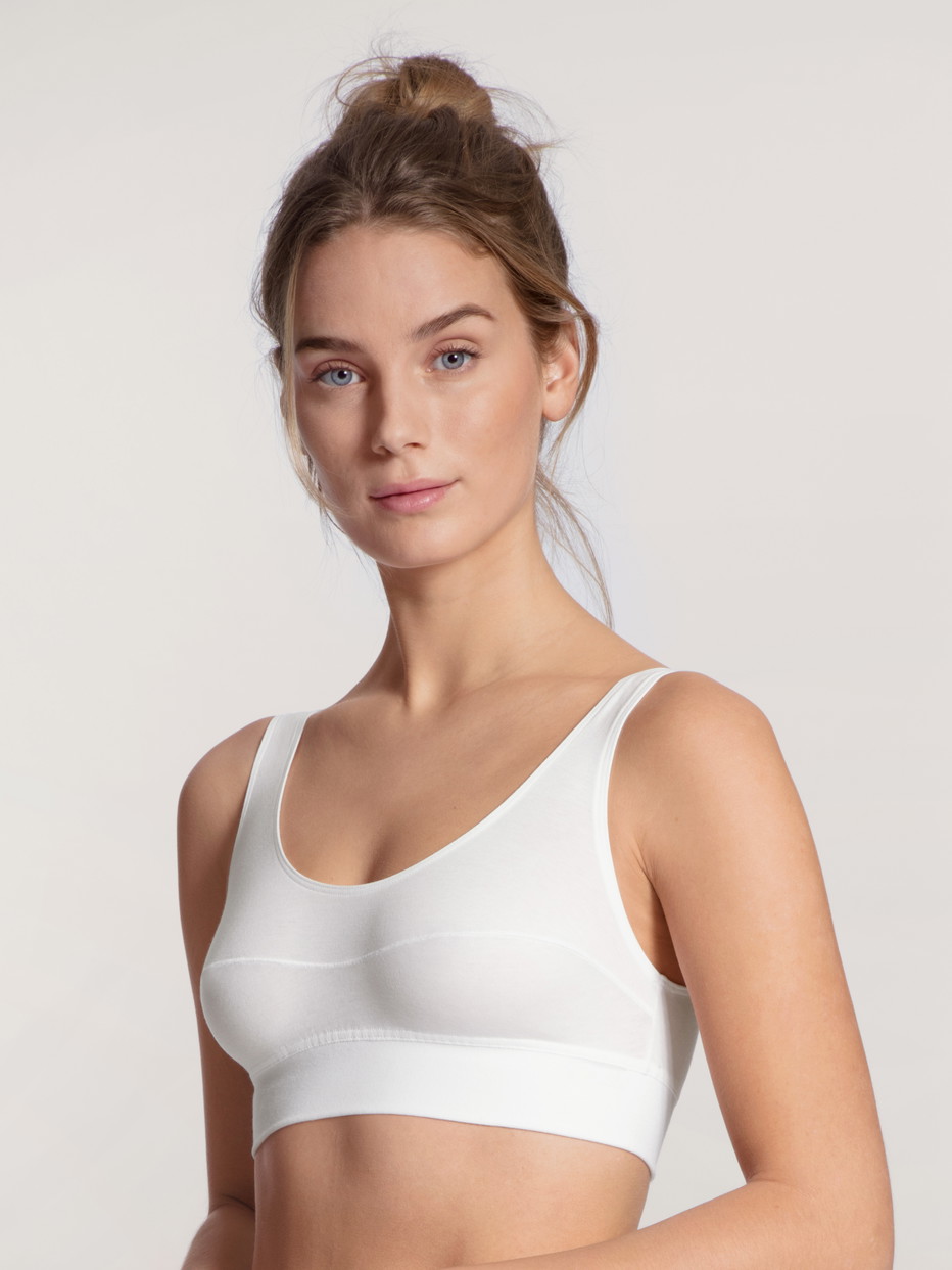 Damen-Model trägt Bustier mit Softbund aus Baumwolle in Weiß, Einfarbig aus Serie Elastic von CALIDA, Vorderansicht