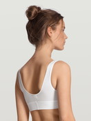 Damen-Model trägt Bustier mit Softbund aus Baumwolle in Weiß, Einfarbig aus Serie Elastic von CALIDA, Rückansicht