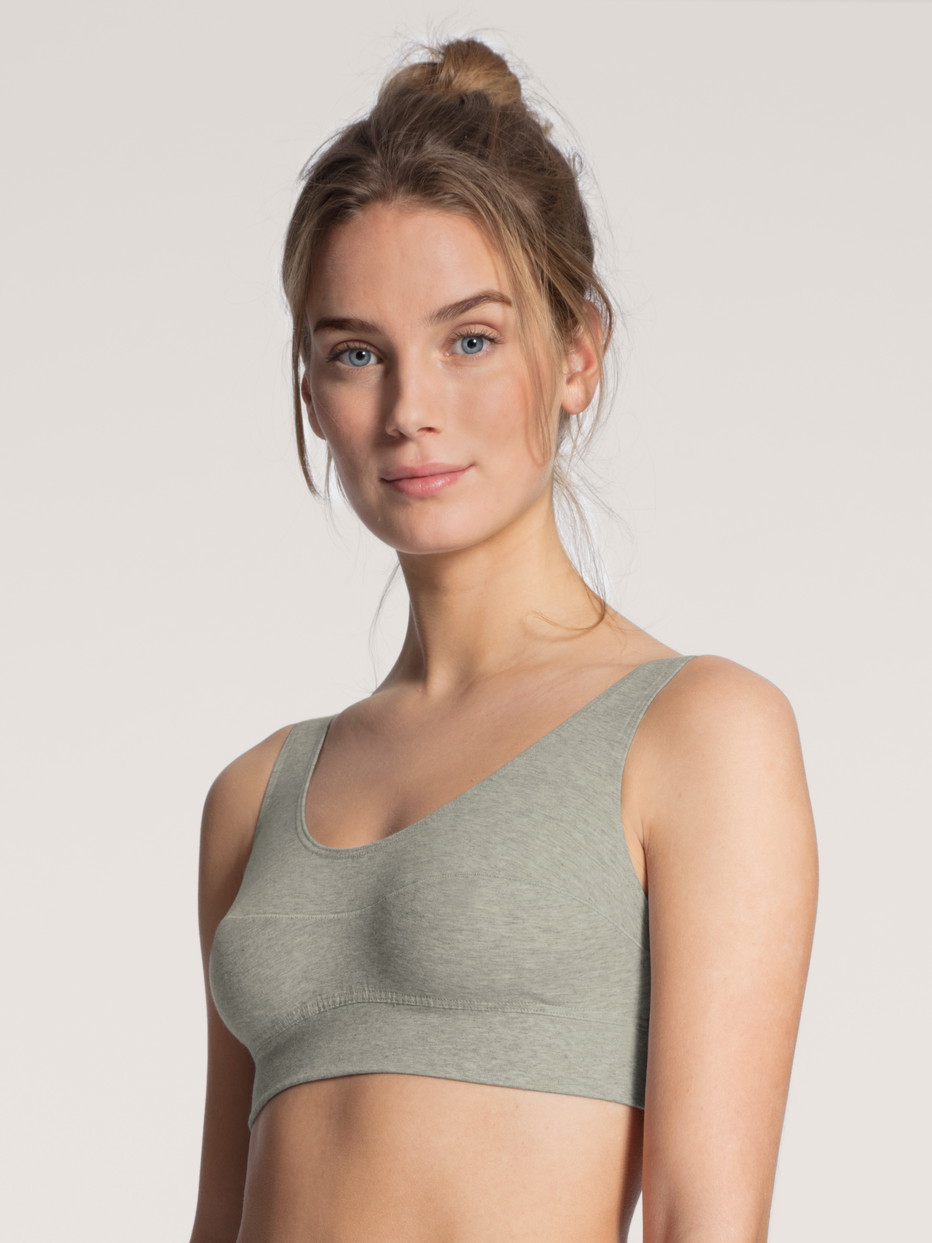 Damen-Model trägt Bustier mit Softbund aus Baumwolle in Grau, Einfarbig aus Serie Elastic von CALIDA, Vorderansicht