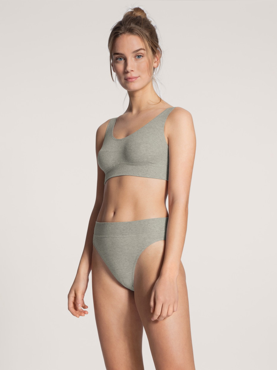 Damen-Model trägt Bustier mit Softbund aus Baumwolle in Grau, Einfarbig aus Serie Elastic von CALIDA, Outfit, Vorderansicht