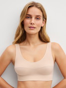 Damen-Model trägt Bustier mit Softbund aus Baumwolle in Rosa, Einfarbig aus Serie Elastic von CALIDA, Vorderansicht