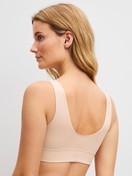 Damen-Model trägt Bustier mit Softbund aus Baumwolle in Rosa, Einfarbig aus Serie Elastic von CALIDA, Rückansicht
