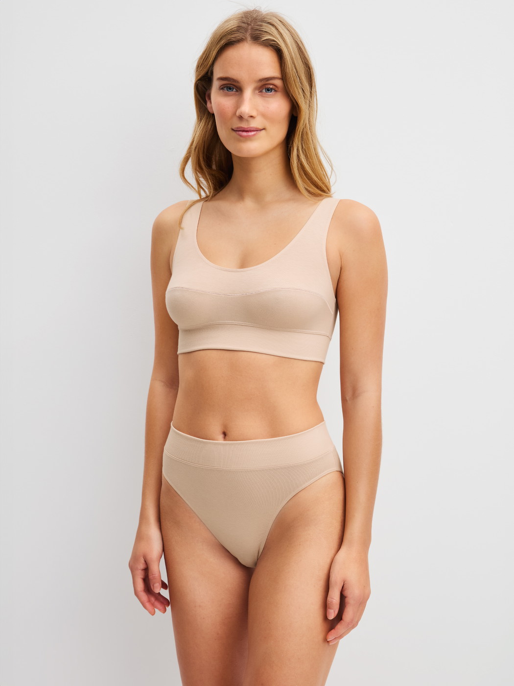 Damen-Model trägt Bustier mit Softbund aus Baumwolle in Rosa, Einfarbig aus Serie Elastic von CALIDA, Outfit