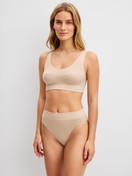 Damen-Model trägt Bustier mit Softbund aus Baumwolle in Rosa, Einfarbig aus Serie Elastic von CALIDA, Outfit
