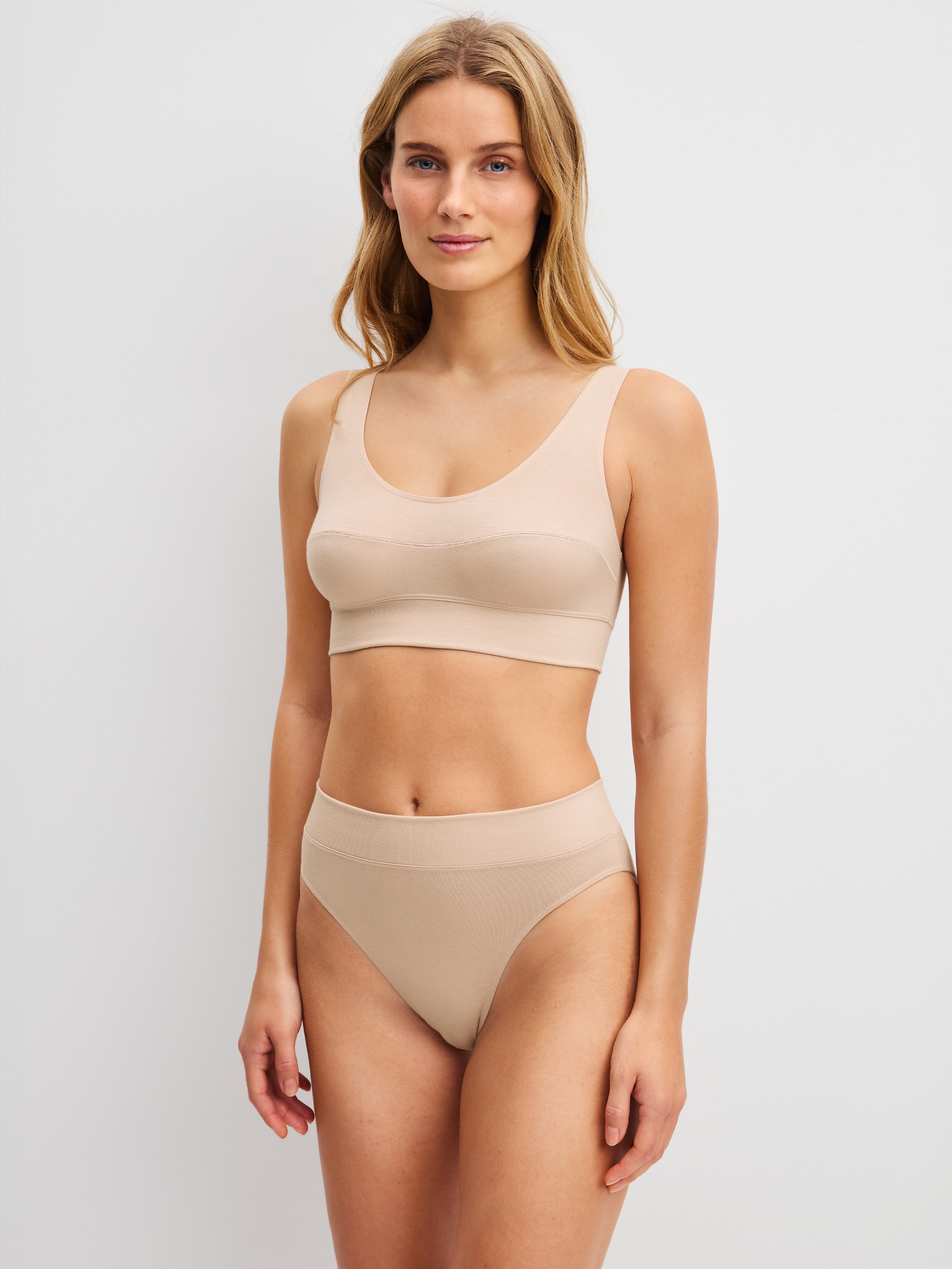 Women model is wearing Bustier made of Cotton in Pink, Unicoloured from the Elastic series by CALIDA, Outfit