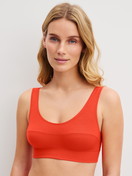 Damen-Model trägt Bustier mit Softbund aus Baumwolle in Rot, Einfarbig aus Serie Elastic von CALIDA, Vorderansicht