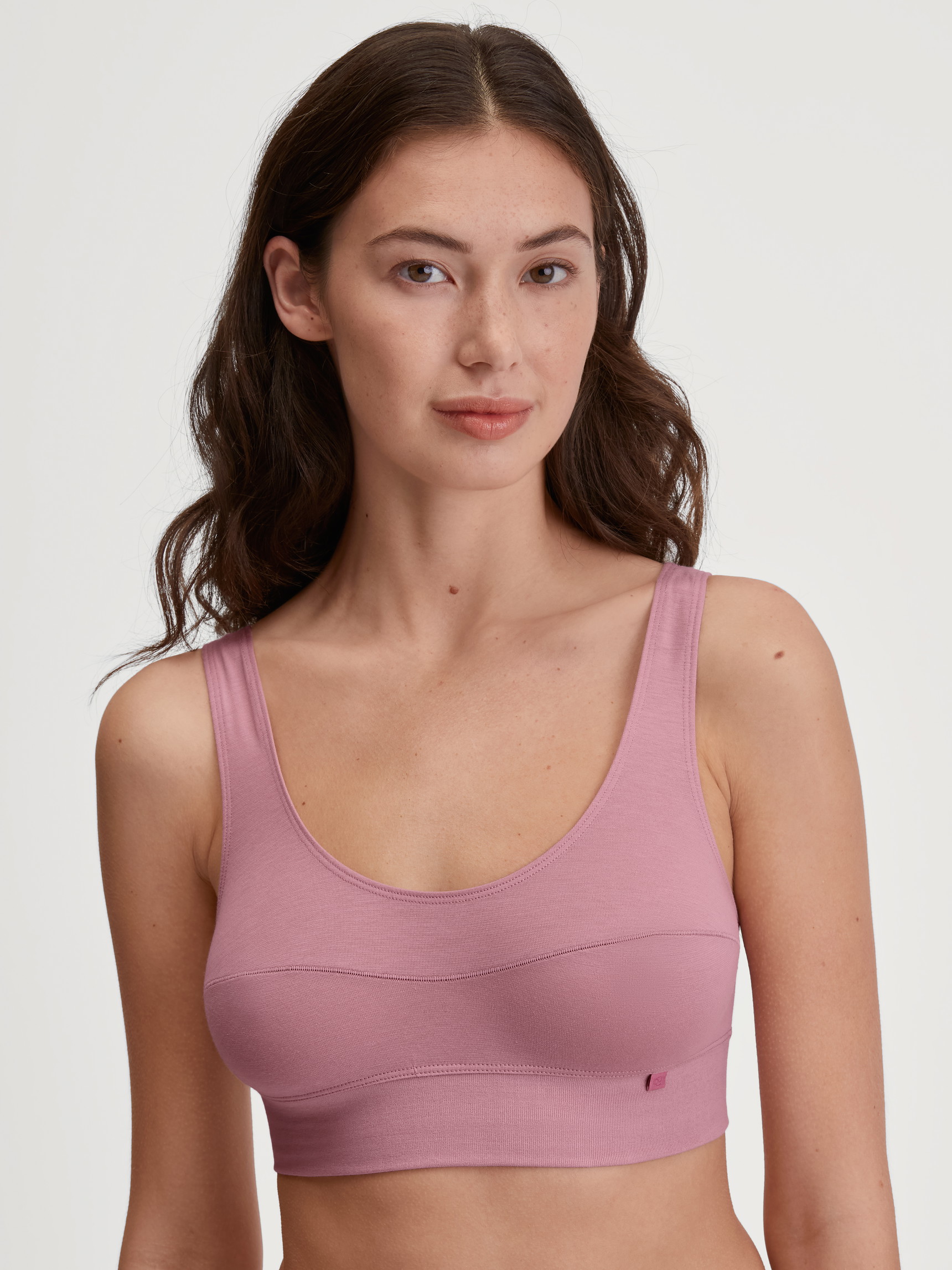 La modella / Il modello Donna indossa Bustier in Cotone di colore Rosa, Tinta unita, della serie Elastic di CALIDA, Vista frontale
