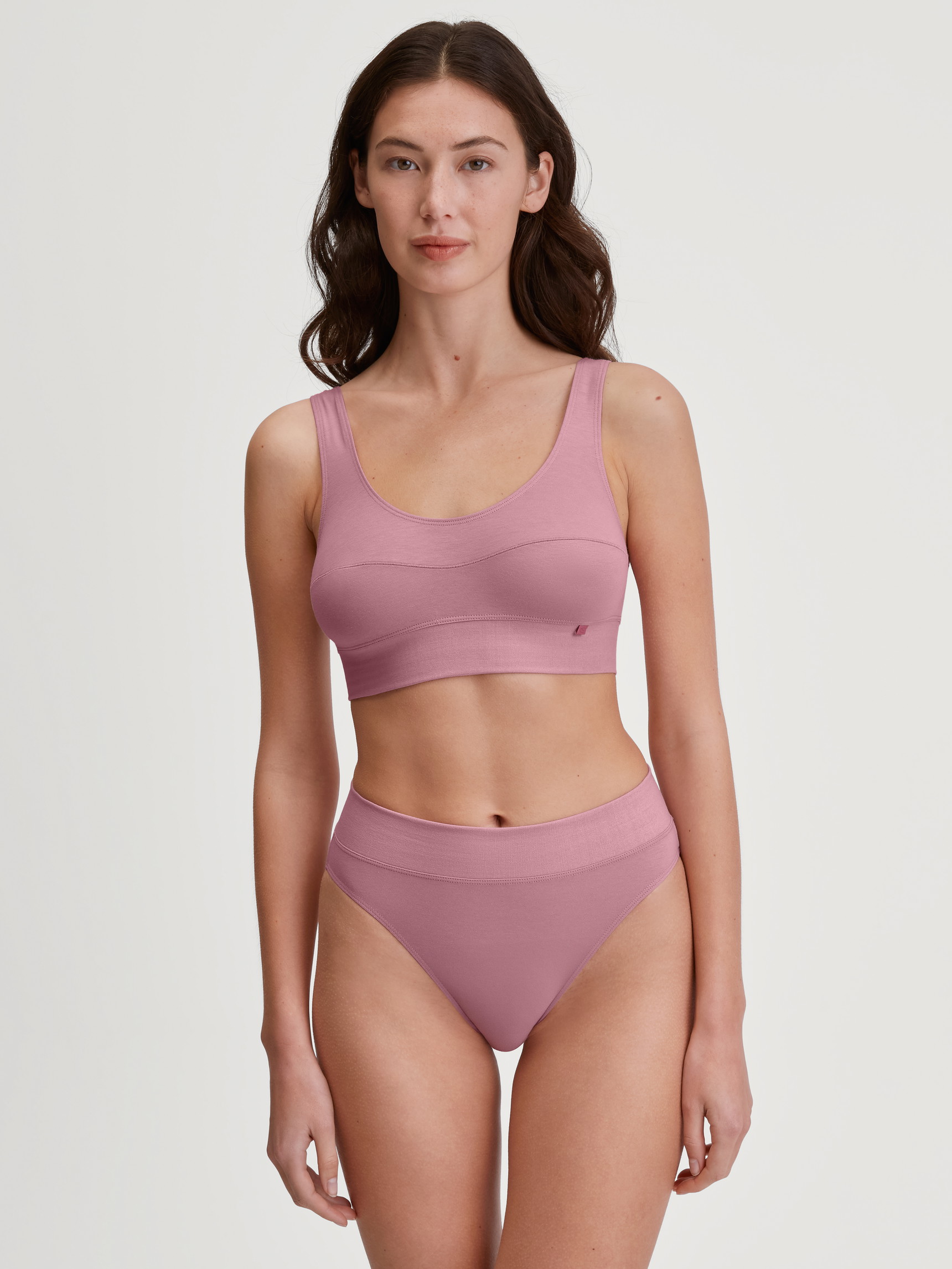 La modella / Il modello Donna indossa Bustier in Cotone di colore Rosa, Tinta unita, della serie Elastic di CALIDA, Abbigliamento