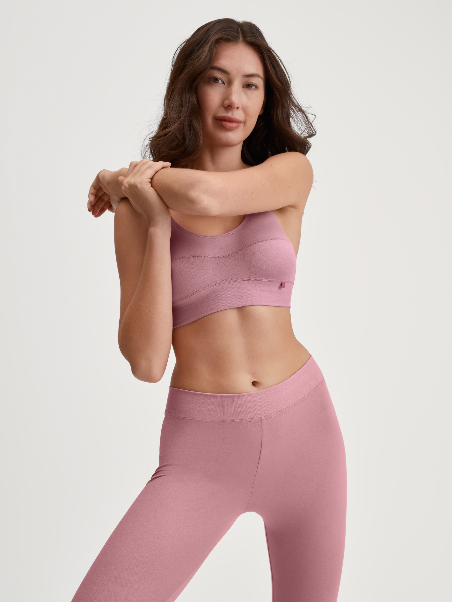 La modella / Il modello Donna indossa Bustier in Cotone di colore Rosa, Tinta unita, della serie Elastic di CALIDA, Immagine aggiuntiva