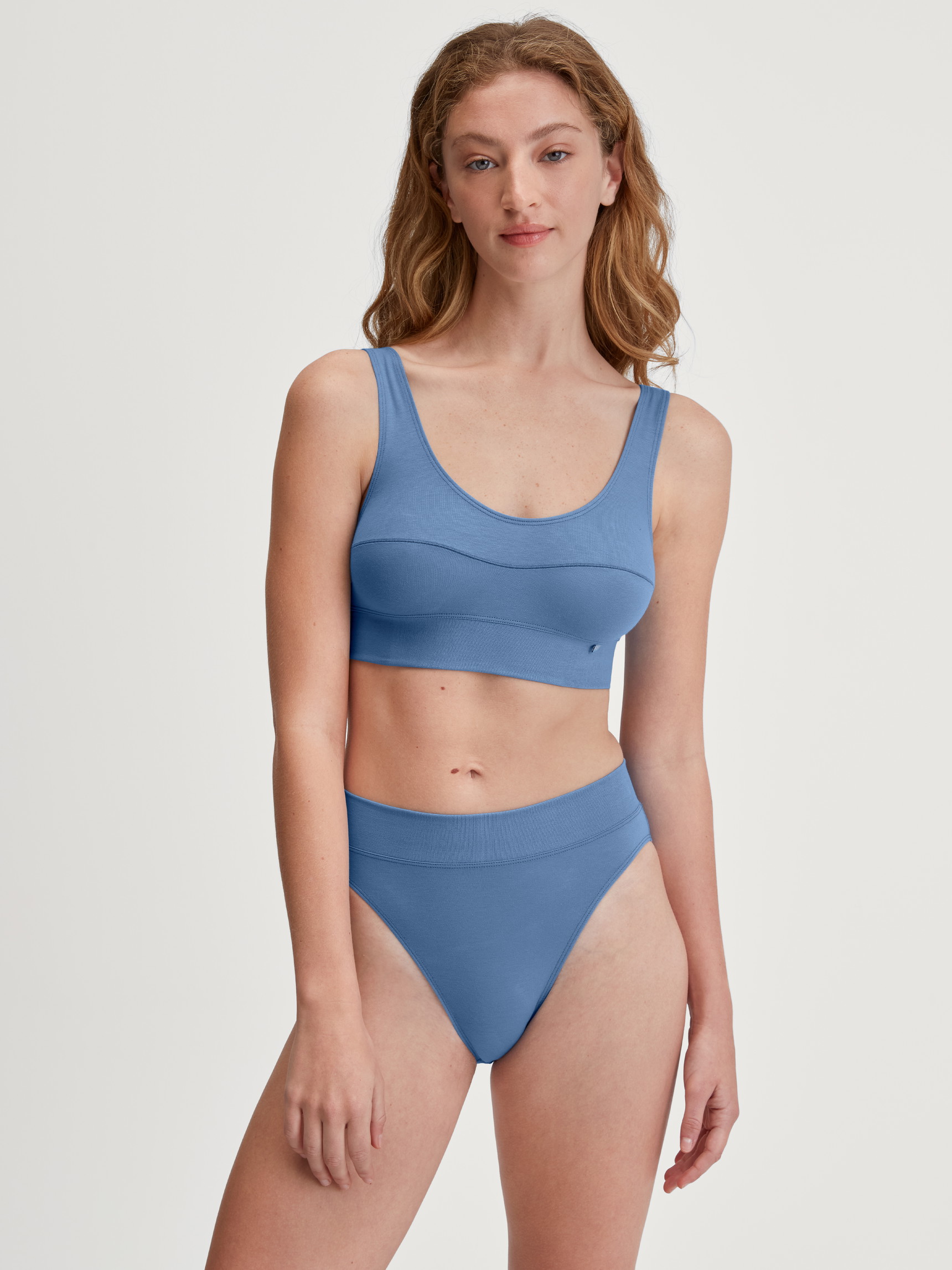 Le mannequin Femme porte le/la Brassière en Coton de couleur Bleu, Unicolore, de la série Elastic de CALIDA, Tenue