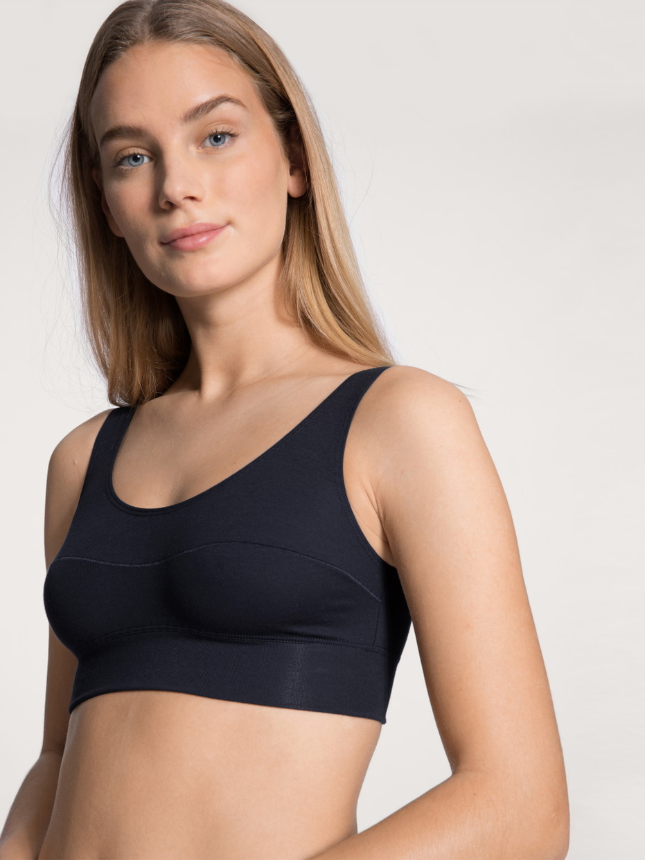 Damen-Model trägt Bustier mit Softbund aus Baumwolle in Blau, Einfarbig aus Serie Elastic von CALIDA, Vorderansicht
