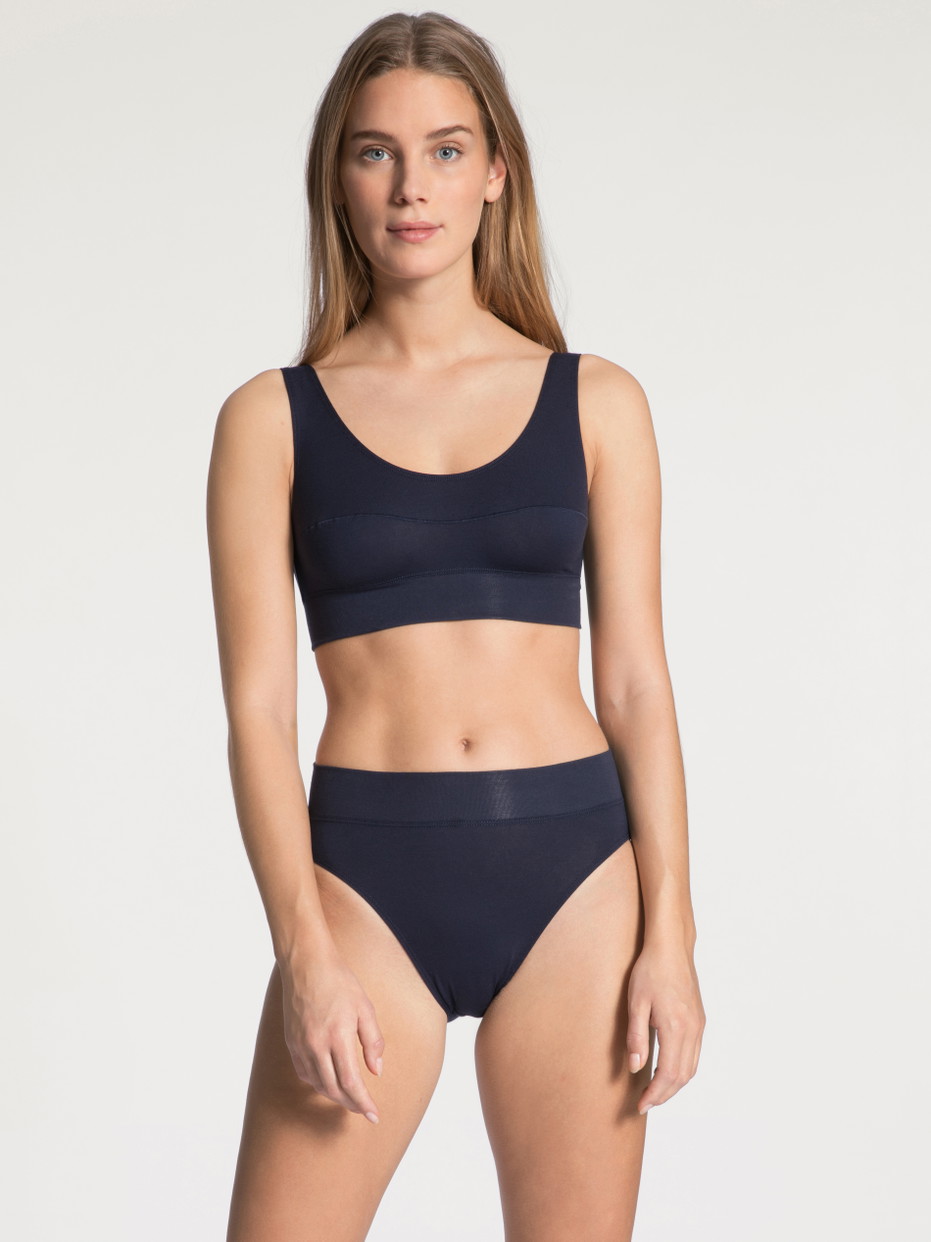 Damen-Model trägt Bustier mit Softbund aus Baumwolle in Blau, Einfarbig aus Serie Elastic von CALIDA, Outfit