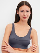 Damen-Model trägt Bustier mit Softbund aus Baumwolle in Grau, Einfarbig aus Serie Elastic von CALIDA, Vorderansicht