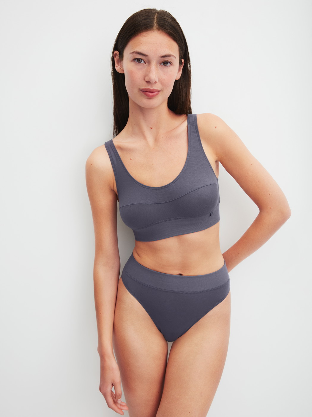 Damen-Model trägt Bustier mit Softbund aus Baumwolle in Grau, Einfarbig aus Serie Elastic von CALIDA, Outfit