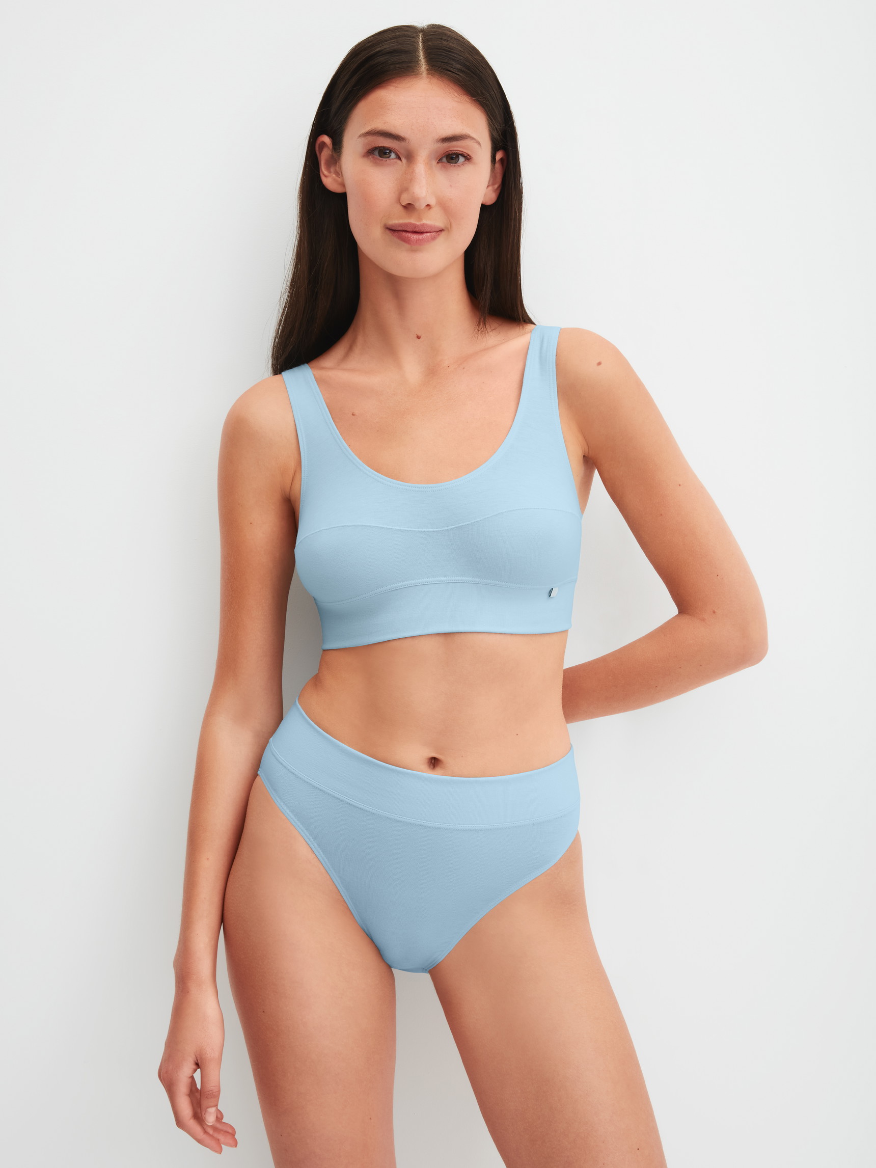 La modella / Il modello Donna indossa Bustier in Cotone di colore Blu, Tinta unita, della serie Elastic di CALIDA, Abbigliamento