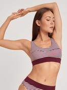 Le mannequin Femme porte le/la Brassière en Coton de couleur Rouge, Rayée, de la série Elastic de CALIDA, Vue de face